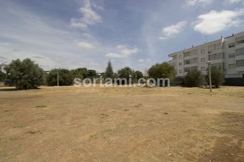 Excellent land for construction in the heart of S. Brás de Alportel. With about 7,000 m2 of land and 5,000 m2 of construction, it is expected to build 42 dwellings with about 120m2. Excellent business opportunity in one of the best locations in the a...