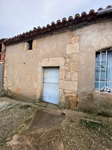 Casa de pueblo antigua, una joya con historia y potencial. Ubicada con acceso a dos calles, esta propiedad ofrece una oportunidad Ãºnica para quienes buscan un proyecto de reforma personalizado. A tan solo 8 km de FuentesaÃºco, disfrutarÃ¡s de la tra...