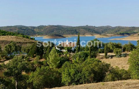 Fantastisches Anwesen mit Villa mit drei Schlafzimmern und Blick auf den Damm Das Haus besteht aus einem großen Wohnzimmer mit einem großen Kamin und einem weiteren mit einem Ofen, zwei Schlafzimmern und einem Zwischengeschoss, das Platz für bis zu v...