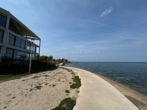 Location: Zadarska županija, Privlaka, Privlaka. Apartment with garden for sale - FIRST ROW BY THE SEA - PRIVLAKA We offer for sale an apartment S1 with a view of the sea, located in a quiet environment. The apartment is located on the ground floor. ...