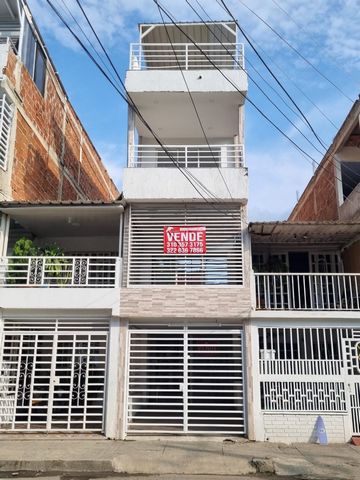 Se VENDE magnífica casa de 4 niveles, ubicada en Brisas de los Álamos, en un sector comercial y sobre la vía principal. Es ideal para funcionar como spa o peluquería en los primeros dos niveles, mientras que el tercer y cuarto nivel pueden usarse com...