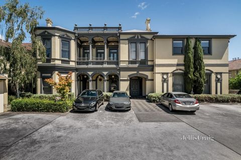 Dans le cadre victorien historique de 'Summerlea', ce généreux appartement de deux chambres au premier étage vous offre une atmosphère charmante avec tout le confort de la vie moderne. Accueilli par une façade majestueuse et un grand foyer commun, vo...