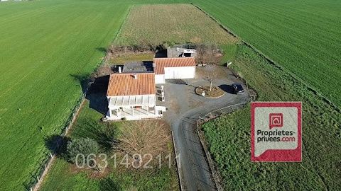 Patrick Joncheraye vous propose à la vente cette belle maison de plain pied sans voisins proches et au calme absolu . Situation de la maison. Située dans un environnement calme à 10 minutes de toutes les commodités, 45 minutes de la Rochelle , 1 heur...