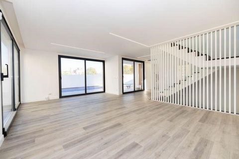   Entdecken Sie diese unglaubliche freistehende Villa mit modernen Linien, mit 3 Etagen, auf einem Grundstück von 345m², bereit zum Debüt.   Im Erdgeschoss finden Sie ein geräumiges Wohnzimmer mit direktem Zugang zum Garten und Pool, eine voll ausges...