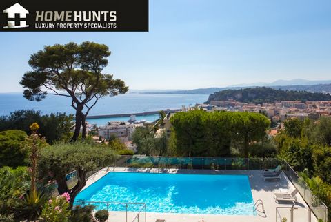 NICE MONT-BORON - In a small residence of high standing very sought after on Mont Boron, with heated swimming pool, an apartment-villa of 200 m2 extended by 114 m2 of terrace facing south. Direct view of the Port, the Castle and the Bay of Angels. Th...