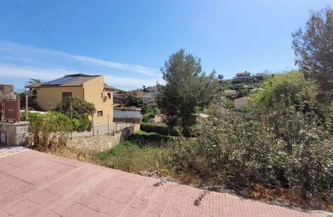 Bc Inmo presents this residential urban plot of 780m² of graphic area and buildable spaces of up to 670m² in the quiet Vallserrat urbanization in Sant Esteve de Sesrovires. ~~The land is located on Garbí Street with the wax already done and all the u...