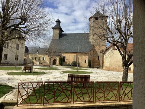 This house is located in a pretty village, in the heart of three regions (Quercy, Perigord and Limousin) rich in heritage and gastronomy, close to major tourist sites and all amenities, you will be seduced by such an environment. This stone construct...