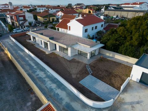 VILLA CLÉ EN MAIN, FAMILIALE ET MODERNE SUR UN TERRAIN À SAVOURER Villa de plain-pied sur un généreux terrain urbain de 3 chambres et 2 salles de bains avec des vues précieuses et un bon environnement à distance de marche des écoles et des parcs ains...