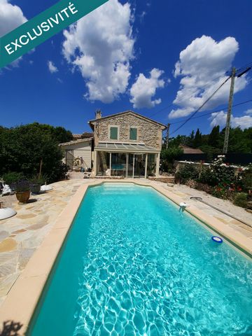 Au calme absolu sans être isolée, cette magnifique propriété jouit d’un environnement exceptionnel. Située dans la vallée de la Durance, cette maison, fonctionnelle, offre des prestations soignées et une habitation en parfait état. Au rez-de-chaussée...