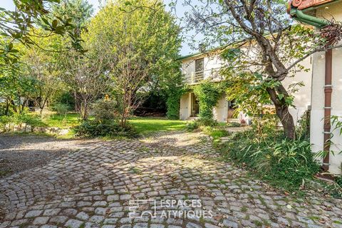 Découvrez une propriété d'exception où le charme de l'ancien rencontre un potentiel unique. Cette maison de caractère datant de 1880, offrant 234 m2 habitables, plus son hangar de style Eiffel de 300m2 aménageable en loft après travaux , est nichée s...