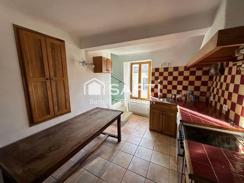 Charming village house for sale in Saint-Michel-l’Observatoire, in the Alpes-de-Haute-Provence. On three levels, this 65 m2 house, including 45 m2 of living space, offers an authentic setting full of possibilities. On the ground floor, you will find ...