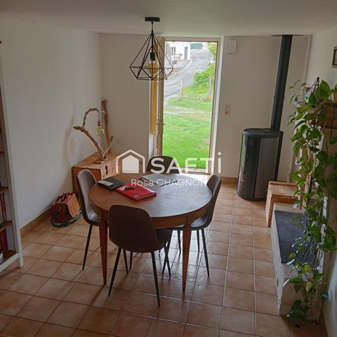 Located in MARSAIS SAINTE RADEGONDE, this charming house offers a peaceful setting 15 minutes from Fontenay-le-Comte, 12 minutes from the Mervent forest and 50 minutes from the beaches. Description: * Bright living room: Open kitchen, perfect for ent...