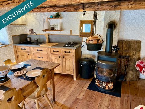 Located in Villar-Saint-Pancrace (05100), this charming chalet is in the peaceful hamlet of Ayes, near the magnificent Orceyrette lake. Ideally nestled in lush greenery, the property offers a bucolic and authentic setting, conducive to relaxation and...