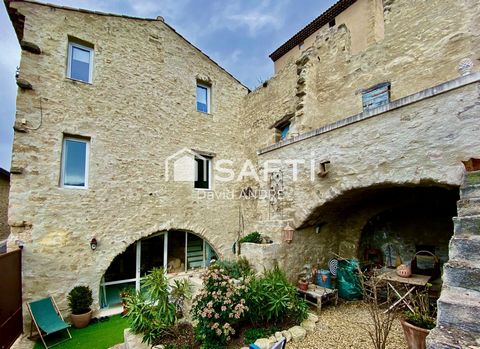 Située à Lagnes un charmant village provençal des Monts du Vaucluse au pied du château et proche de toutes commodités, cette maison en pierre de 71 m² aux éléments anciens et authentiques offre deux niveaux . Le rez-de-chaussée de 25 m2 environ se co...