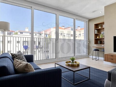 Das Appartement Luxuswohnung im AEG-Gebäude, mitten im Herzen des Viertels Alvalade. Entworfen mit einem Studio, konnte es aufgrund seines Grundrisses und seiner großzügigen Fläche leicht für den Einsatz als T1 angepasst werden. Auf 48m2 finden wir e...