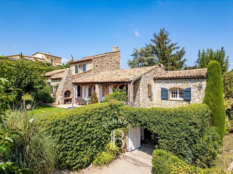 Tout le charme et l'authenticité d'une villa en pierre, idéalement située entre Mougins et Valbonne. En parfait état, la maison propose au rez-de-chaussée : grand séjour et salle à manger, avec cheminée; cuisine ouvrant sur la terrasse avec salle à m...