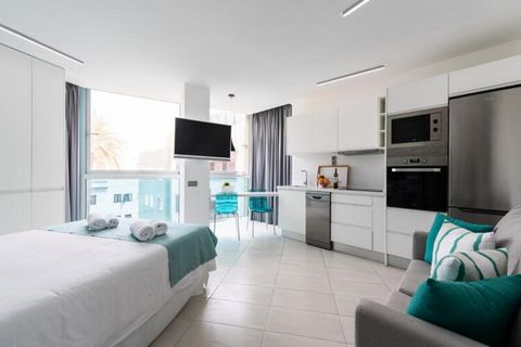 Brand new studio located in a pedestrian street in the heart of Las Palmas de Gran Canaria. 25 m2 accommodation with fully equipped kitchenette with ceramic hob, fridge, microwave, oven, freezer, washing machine, dryer, dishwasher, dishes, cutlery, k...