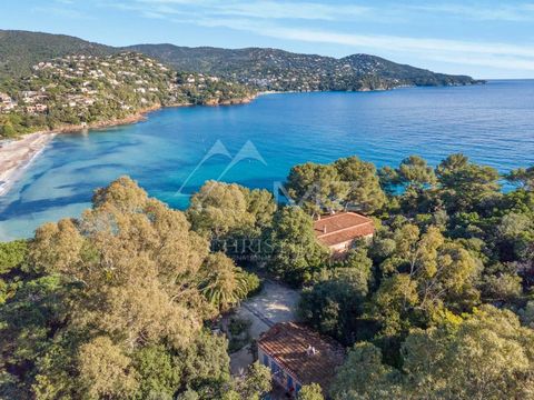 Außergewöhnliches Anwesen direkt am Wasser, das an eine über 300 Meter lange Bucht mit kristallklarem türkisfarbenem Wasser grenzt und direkten Zugang zum Strand hat. Die Hauptvilla, die in den 40er Jahren erbaut wurde und eine Fläche von ca. 215 m² ...