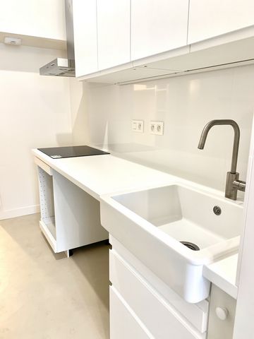 COMFORTABLE STUDIO NEAR CANAL SAINT-MARTIN *** LOKIM EXCLUSIVITY *** Charming 22,5 sqm through studio (including a 4.5 sqm mezzanine) entirely renovated, ideally located in the very dynamic Canal Saint-Martin/Quai de Jemmapes district, on a quiet str...