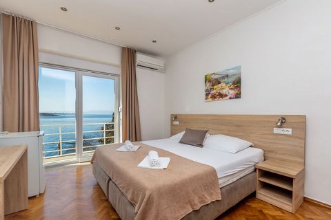 Kraljevica – Villa en bord de mer avec vue imprenable sur la mer et la baie de Kvarner ! Cette charmante propriété en 1ère ligne de mer est située directement le long de la promenade, offrant une vue imprenable sur la mer et une atmosphère tranquille...