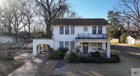 Cette maison a du charme et du style, mais a besoin d’un relooking cosmétique de la tête aux pieds. Situé dans le quartier historique de Texarkana, en Arizona, il pourrait être un lieu de spectacle. L’aménagement est correct avec une chambre en bas e...