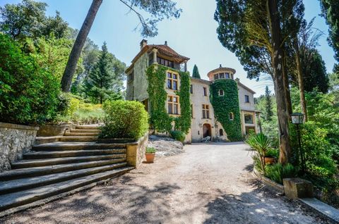 Exceptional 19th-century former hunting lodge, with total living space of about 1,000 m2, nestled in the heart of a magnificent 2-hectare wooded estate. Located just 5 minutes from the centre of Aix-en-Provence, this prestigious estate seamlessly com...