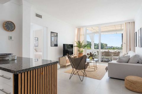 Welcome to the Mirador Penthouse, nestled in the iconic La Quinta neighborhood of Benahavis. This elegant residential property is distinguished by its two terraces, offering breathtaking views of lush golf greens, the serene blue of the sea, and a co...