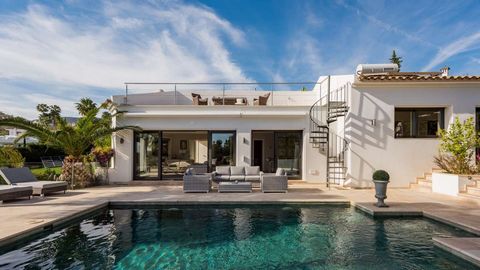 This luxurious modern villa is an ideal family home, holiday retreat, or investment property with a guaranteed high return on investment. Featuring 5 spacious bedrooms and 5 bathrooms, the home offers stunning views of the Los Naranjos golf course, e...