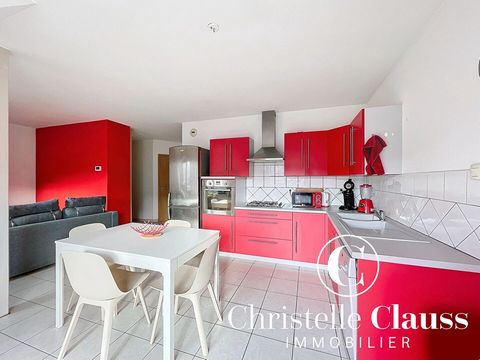 In vendita esclusivamente nella vostra agenzia Christelle Clauss Immobilier Appartamento di 3 locali tranquillo e luminoso. Appartamento situato al 2° ed ultimo piano di una piccola Residenza Recente (costruita nel 2006), è composto da un ingresso co...