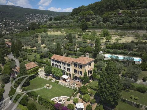 A property of immense charm, refined, elegant and simple, and truly the epitome of good taste. The 17th century 'bastide' was previously owned and renovated by the architect Norman Foster ; he has planned and overseen a very successful renovation of ...