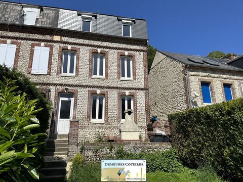 Character house with garden located in the heart of YPORT, a few minutes walk from the shops and the beach. The house benefits from a pleasant sunny garden. The volumes offered by this very pretty house, typical of the village, are large. It has bene...