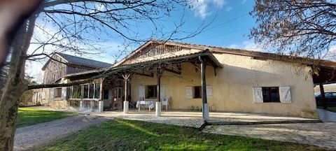 Située en pleine campagne , entre Casteljaloux et Marmande, à environ 1 h de Bordeaux, dans un hameau isolé comprenant 3 maisons, cette ancienne ferme joliment rénovée propose une habitation principale de 195 m² avec 4 chambres dont 2 en rez-de-chaus...