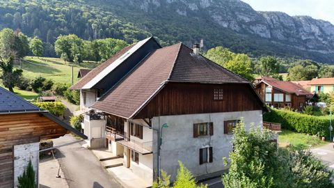 Haute-Savoie, 74210 LATHUILE, A 5 minutes du port et de la plage de Doussard, lac d'Annecy, dans un hameau prisé proche du centre du village (école maternelle et primaire), cette maison mitoyenne au potentiel d'aménagement prometteur est actuellement...