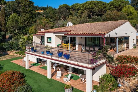 Magnifique villa située à Casa de Campo, urbanisation très calme avec de magnifiques vues panoramiques sur la campagne et la mer. Il est situé à quelques minutes de Begur et des plages. La maison est en parfait état avec de grands espaces, construit ...