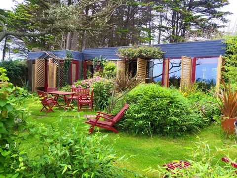 Vue imprenable sur l'océan avec les plages aux pieds de la propriété. Venez découvrir cette maison atypique et son studio indépendant. Occupé par une femme de 76 ans. Cette maison se compose d'un double salon séjour, une chambre, une salle d'eau et u...