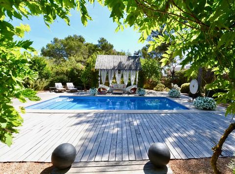 We present you this charming villa of 410 square metres, surrounded by a spectacular and very well-kept garden surrounding the property, providing great privacy and perfect corners to enjoy romantic summer dinners in the light of the candles. Located...