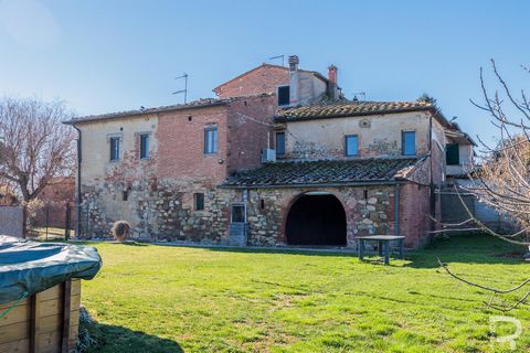 This well-kept detached house is located in a quiet borgo with a total of three apartments in the village of Santarello. The house, which was built in 1800, extends over three floors and is open on three sides, guaranteeing you plenty of privacy and ...