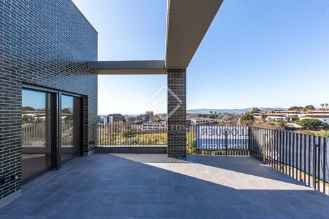 Lucas Fox presents this modern and functional, new build apartment in a recently built building in Esplugues de Llobregat for long-term rental. This new build construction consists of four residential buildings. All the properties are spacious and br...