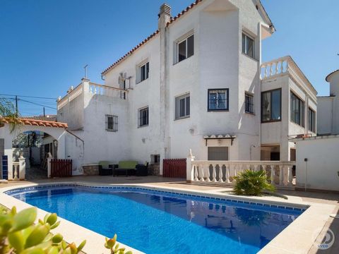 Woning met zeezicht in de omgeving van Puig Sec, L'Escala, ideaal voor wie op zoek is naar rust en comfort aan de prestigieuze Costa Brava. Op de begane grond heeft het huis een elegante woon-eetkamer met open haard, die uitkomt op een terras met uit...