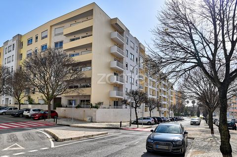 Identificação do imóvel: ZMPT573833 This 3-bedroom apartment is located in the prestigious Jardins da Parede neighbourhood, renowned for its quality of life, proximity to services, access areas and peaceful environment. This apartment, built in 2001,...