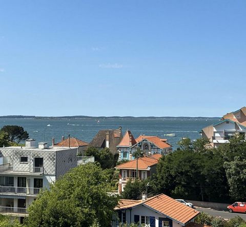 Appartement T3 , 65m² au 2eme Etage avec Box fermé dans une résidence sénior située à proximité du centre ville, casino, théâtre, gare. Elle se distingue par son cadre agréable et serein. Au coeur d'un parc arboré et fleuri dominant le Bassins d'Arca...