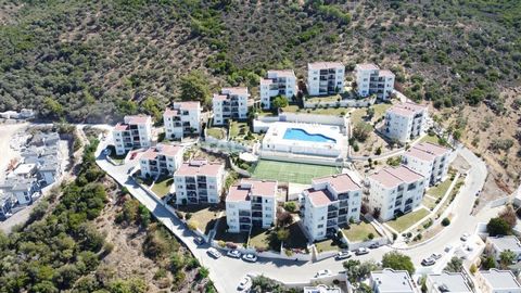 Appartement Dans Une Résidence Avec de Riches Commodités à Milas Gulluk L'appartement est situé à Gulluk, Milas. C'est une zone très demandée avec un emplacement proche de l'aéroport et entrelacée avec la nature, et des vues uniques sur la mer. Gullu...