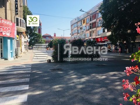 Un edificio indipendente, situato nel nuovo quartiere d'élite di Tallyana, nel cuore del quartiere greco, ha conservato lo spirito della vecchia Varna - sotto il negozio New Yorker, il Planet Club e la stazione ferroviaria. Si compone di tre appartam...