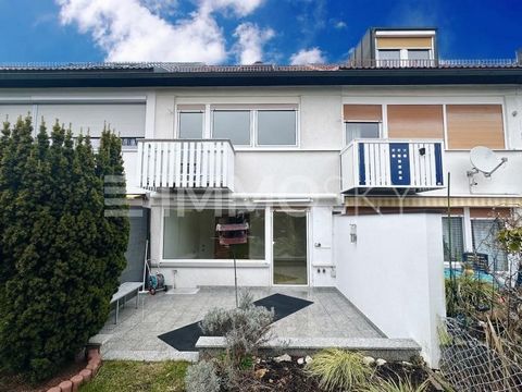 The terraced house from 1966 offers approx. 90 m² of living space on three floors plus 36 m² of usable space in the basement. On a 144 m² plot with garden house, there is a bright living room with garden view, a practical kitchen, a guest toilet and ...