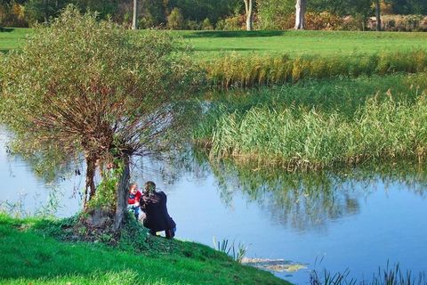 Liefdevol gerenoveerde halfvrijstaande woning met WiFi en een gezellige open haard op een perceel van 1.500 m² op een geweldige locatie op het zuiden in het kleine, rustige landgoeddorp Klocksin aan het Flachermeer. Aan het meer ligt een prachtig zwe...