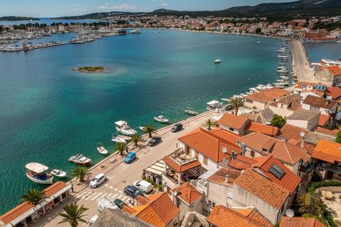 Une belle maison dans un emplacement privilégié, à seulement 20 m de la mer et à seulement 100 m du centre de Rogoznica. La superficie totale d’environ 180 m2 est répartie sur le rez-de-chaussée, l’étage supérieur et le grenier, avec un sous-sol supp...