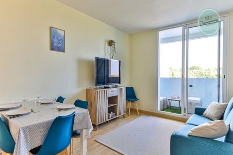 Located in the family-friendly area of Les Mouettes in Saint Hilaire de Riez, this charming apartment is the perfect retreat for a family holiday. With two cozy bedrooms and a kitchen-living room that opens onto a balcony with views of the dunes, it ...