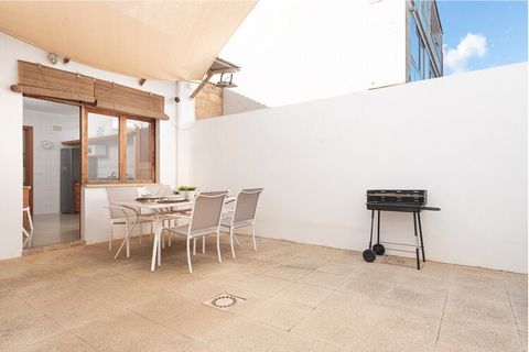 Im Außenbereich dieses wunderbaren Anwesens finden Sie zwei fantastische Terrassen, auf denen Sie zusammenkommen können, um ein leckeres Barbecue zuzubereiten oder einen Drink zu nehmen. Es ist der ideale Ort, um die Abende im Kreise Ihrer Lieben zu ...