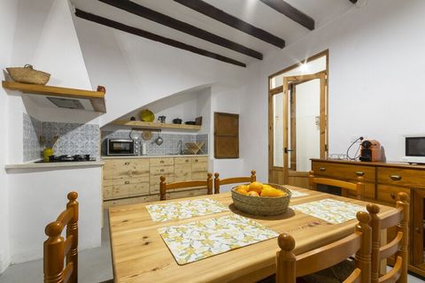 If you wish to enjoy a peaceful holiday in the town of Xàbia, this cosy flat is perfect. With its ideal location in the centre of the town, you will be able to enjoy the property's surroundings, where the tranquil surroundings of the town provide an ...