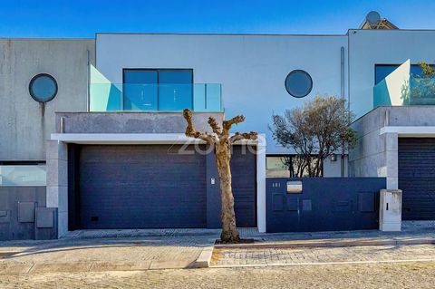 Identificação do imóvel: ZMPT573991 Modern 3-bedroom home in Vila do Conde, with a master suite, garden, living and dining room, and fully equipped kitchen. Move-in ready! Modern 3-Bedroom Home – Move-in Ready in Vila do Conde – Rua Quinta da Tapada,...